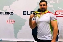 محمدعلی میرزایف، ورزشکار تاجیک در مسابقات پاورلیفتینگ قهرمانی آسیا به مدال طلا دست یافت
