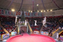هنرمندان سیرک ازبکستان برنامه هنری رایگان در شهر بختر ارائه می دهند