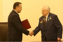 ایوان کوزمین، معاون رئیس شورای بین دولتی کشورهای مستقل مشترک المنافع با نشان افتخاری جمهوری تاجیکستان تقدیر شد