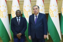 امامعلی رحمان، رئیس جمهور جمهوری تاجیکستان با دکتر منصور مختار، معاون رئیس گروه بانک توسعه اسلامی در امور عملیات دیدار و گفتگو کردند