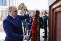 میخائیل میشوستین، نخست وزیر فدراسیون روسیه بر پایه مجسمه اسماعیل سامانی تاج گل گذاشت