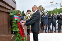 الهام علی اف، رئیس جمهور جمهوری آذربایجان بر پایه مجسمه اسماعیل سامانی تاج گل گذاشت