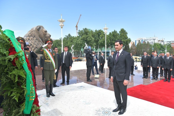 Prezidenti-Turkmaniston-Serdar-Berdimu-amedov-ba-poyai-mu-assamai-Ismoili-Somon-gulchanbar-guzosht-1