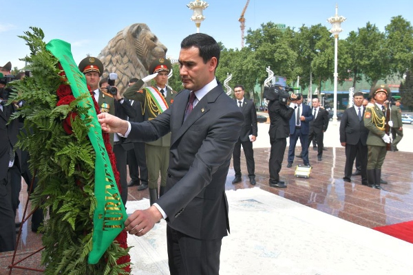 Prezidenti-Turkmaniston-Serdar-Berdimu-amedov-ba-poyai-mu-assamai-Ismoili-Somon-gulchanbar-guzosht-2