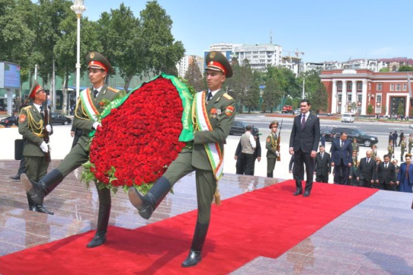 Prezidenti-Turkmaniston-Serdar-Berdimu-amedov-ba-poyai-mu-assamai-Ismoili-Somon-gulchanbar-guzosht-3