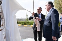 امامعلی رحمان، رئیس جمهور جمهوری تاجیکستان در روستای سیلبور ناحیه واسع یک ساختمان سردخانه و دو کارگاه تولیدی را راه اندازی کردند