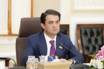 رستم امامعلی، رئیس فدراسیون فوتبال تاجیکستان 450 هزار دلار به تیم ملی فوتبال تاجیکستان اعطا کرد