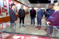 سفرای جدید کشورهای خارجی در موزه ملی با تاریخ و تمدن ملت تاجیکستان آشنا شدند
