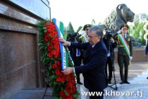 شوکت میرضیایف، رئیس جمهور جمهوری ازبکستان بر پایه مجسمه اسماعیل سامانی تاج گل گذاشت