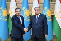 امامعلی رحمان، رئیس جمهور جمهوری تاجیکستان با اولژاس بتکنوف، نخست وزیر جمهوری قزاقستان دیدار و گفتگو کردند