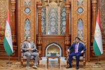 رستم امامعلی، رئیس مجلس ملی مجلس عالی جمهوری تاجیکستان، رئیس فدراسیون فوتبال آسیای میانه (CAFA) با عمر کرملیوف، رئیس اتحادیه بین المللی بوکس (IBA) دیدار و گفتگو کرد