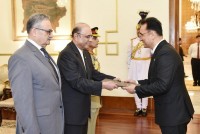 سفیر تاجیکستان در جمهوری اسلامی پاکستان استوارنامه خود را به رئیس جمهور این کشور تسلیم کرد