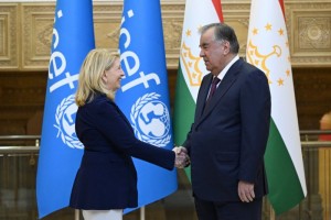 Peshvoi-millat-Emomal-Ra-mon-Direktori-i-roiyai-Hazinai-k-dakoni-Sozmoni-Milali-Mutta-id-Ketrin-Meri-Rasselro-ba-uzur-paziruftand