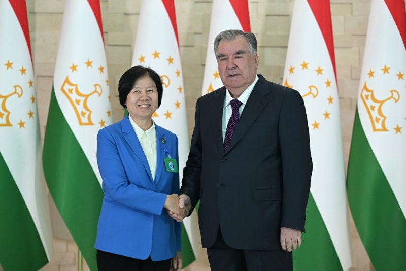 Peshvoi-millat-Emomal-Ra-mon-muovini-Raisi-SHuroi-mashvaratii-siyosii-mardumii-CHin-Raisi-Kumitai-S-SH-oid-ba-amsoyagii-nek-d-st-va-amkor-SHen-YUeyuero-ba-uzur-paziruftand