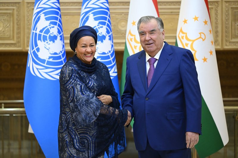 Prezidenti-um-urii-To-ikiston-Emomal-Ra-mon-Muovini-avvali-Dabiri-kulli-Sozmoni-Milali-Mutta-id-Amina-Mu-ammadro-ba-uzur-paziruftand