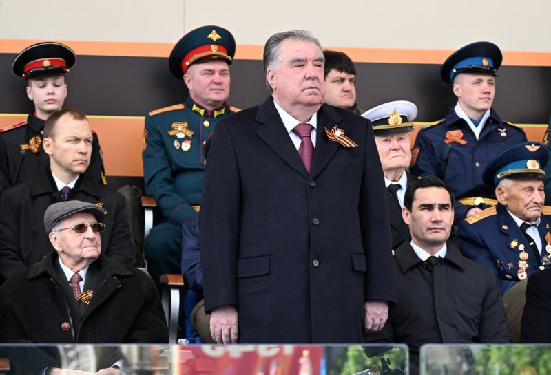 Prezidenti-um-urii-To-ikiston-Emomal-Ra-mon-dar-chorabini-oi-tantanav-bahshida-ba-ashni-80-solagii-alaba-dar-sha-ri-Moskva-ishtirok-namudand