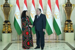 Prezidenti-um-urii-To-ikiston-Emomal-Ra-mon-direktori-i-roiyai-Bunyodi-i-limi-sabz-Mafalda-Duartero-ba-uzur-paziruftand