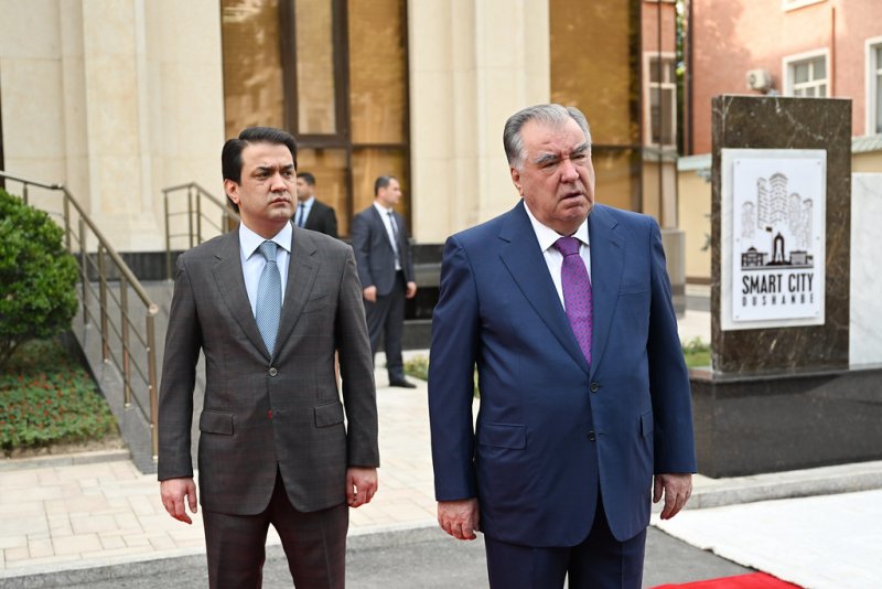 Peshvoi-millat-Emomal-Ra-mon-dar-sha-ri-Dushanbe-binoi-KVD-SHa-ri-ushmandro-iftito-namudand