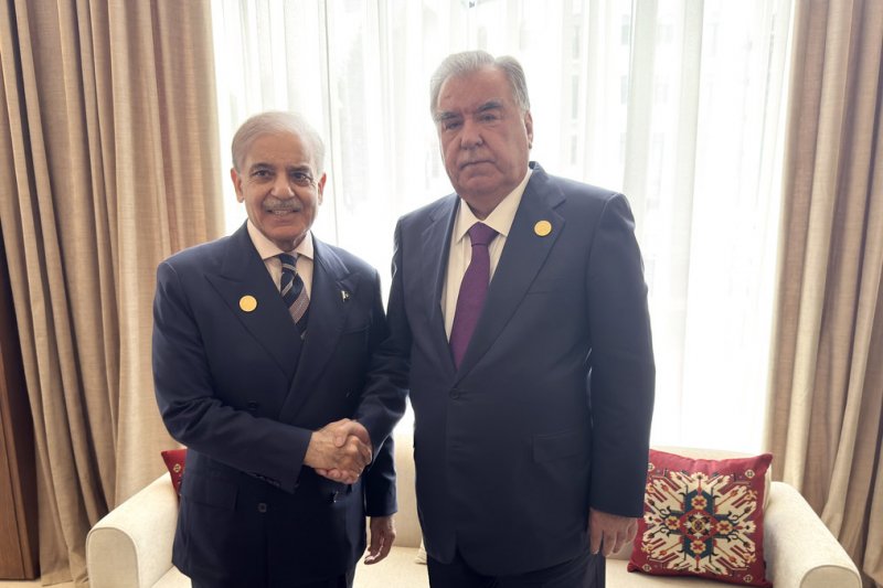 Prezidenti-um-urii-To-ikiston-Emomal-Ra-mon-bo-Sarvaziri-um-urii-Islomii-Pokiston-SHa-boz-SHarif-mulo-ot-namudand1