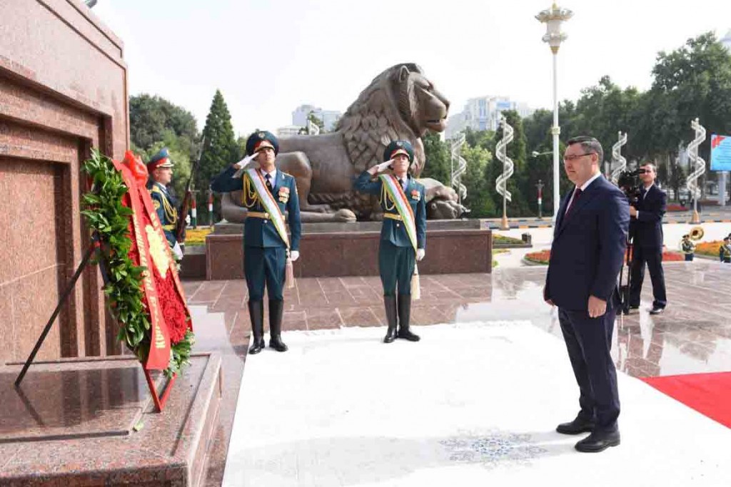 Prezidenti-um-urii-ir-iziston-Sadir-ZHaparov-dar-poyai-mu-assamai-Ismoili-Somon-gulchanbar-guzosht-1