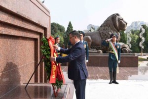 Prezidenti-um-urii-ir-iziston-Sadir-ZHaparov-dar-poyai-mu-assamai-Ismoili-Somon-gulchanbar-guzosht-3-614x409