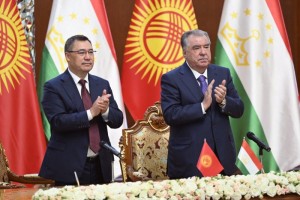 Saroni-davlat-o-Emomal-Ra-mon-va-Sadir-ZHaparov-dar-marosimi-ma-ozii-bozkushoii-guzargo-i-sar-ad-miyoni-To-ikiston-va-ir-iziston-ishtirok-namudand