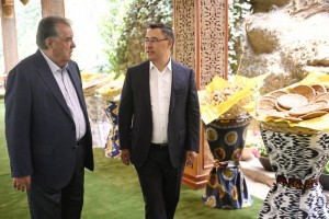 Saroni-davlat-oi-To-ikistonu-ir-iziston-Emomal-Ra-mon-va-Sadir-ZHaparov-az-B-stonsaroji-berunazsha-rii-Takob-bozdid-namudand
