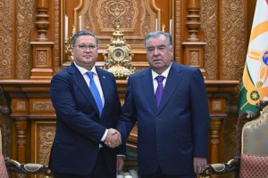 Peshvoi-millat-Emomal-Ra-mon-Muovini-sarvazir-Vaziri-kor-oi-hori-ii-um-urii-azo-iston-Murat-Nurtleuro-ba-uzur-paziruftand