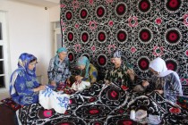 نمایندگان شورای بین‌المللی صنایع دستی با نمونه‌های سوزن‌دوزی در پنجکنت آشنا شدند