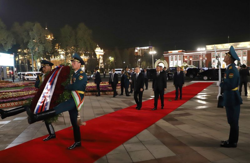 Prezidenti-Federatsiyai-Rusiya-Vladimir-Putin-dar-poyai-mu-assamai-Ismoili-Somon-gulchanbar-guzosht-1