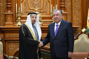 Prezidenti-um-urii-To-ikiston-Emomal-Ra-mon-Vaziri-sarmoyaguzorii-Podsho-ii-Arabistoni-Saud-Holid-Al-Fole-ro-ba-uzur-paziruftand