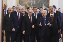 امامعلی رحمان، رئیس جمهور جمهوری تاجیکستان به همراه دیگر سران کشورهای عضو جامعه کشورهای مستقل مشترک المنافع از موزه دولتی ارمیتاژ بازدید کردند