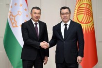 صدر جپاروف، رئیس جمهور جمهوری قرقیزستان با قاهر رسول زاده، نخست وزیر جمهوری تاجیکستان دیدار و گفتگو کرد