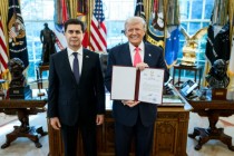 سفیر تاجیکستان در آمریکا نسخه استوارنامه خود را به رئیس جمهور این کشور تسلیم کرد