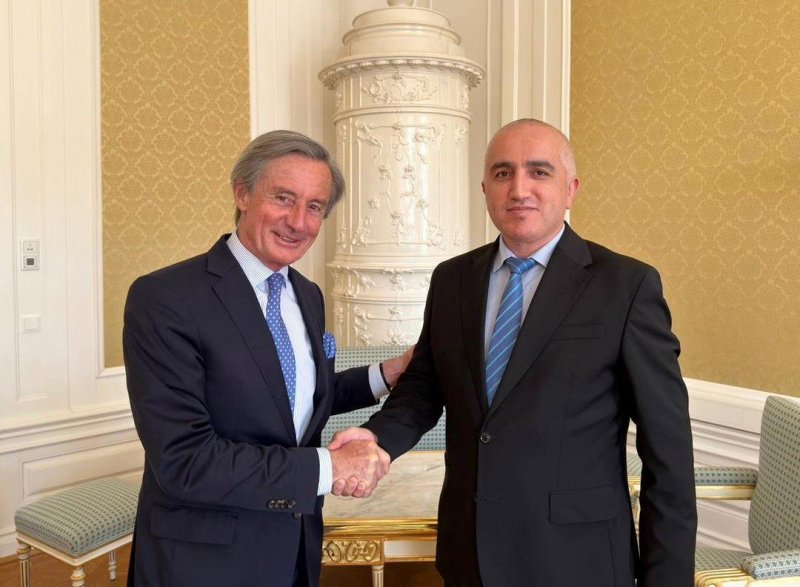 Voh-r-_bo_namoyandai_mahsusi_Kantsleri_Avstriya_oid_ba_kor-oi_hori-