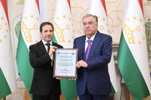 Peshvoi-millat-Emomal-Ra-mon-bo-oiza-etirofnomai-Donishgo-i-sul-i-SMM-sarfaroz-gardonida-shudand