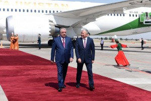 Prezident-Respubliki-Tadzhikistan-Emomali-Rahmon-pribyl-v-gorod-Bishkek-Kyrgyzskoj-Respubliki