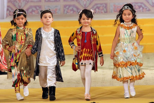 Программа история таджикского народа. Национальная одежда народов Таджикистана. Национальная таджикская одежда для детей. Национальная одежда Таджикистана для детей. Таджикский детский наряд.