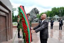 Президент Афганистана возложил цветы к монументу И. Сомони