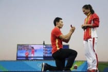 Китайский прыгун в воду сделал предложение своей партнерше по команде