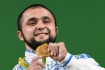 Казахстанский штангист Рагимов стал олимпийским чемпионом с мировым рекордом