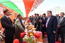 Лидер нации в Нурабаде посетил выставку народных промыслов и сельскохозяйственных достижений района