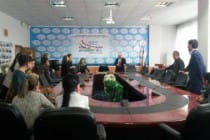 Народный целитель Таджикистана представил сотрудникам НИАТ «Ховар» свои лекарства