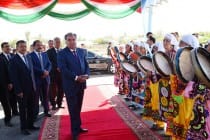 Лидер нации в Восейском районе посетил выставку достижений народного хозяйства и народных промыслов
