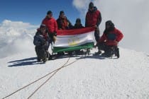 Программист из Таджикистана водрузила Национальный флаг на высочайшей вершине Памира