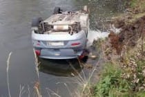 Таджикские спасатели вызволили людей из опрокинувшегося в реку автомобиля
