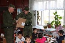 Военнослужащие 201 военной базы поздравили детей дома-интерната с Новым годом