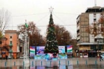 В Худжанде устанавливают 16-метровую новогоднюю елку