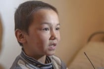 Дети из Таджикистана хотят дружить с Жакшылыком, который потерял всех своих родных в результате авиакатастрофы