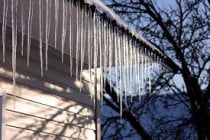 КЧС рекомендует остерегаться падения снега и сосулек с крыш